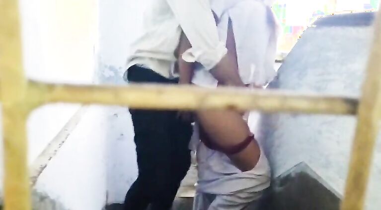 School student ki sex video chupke se record kar dali