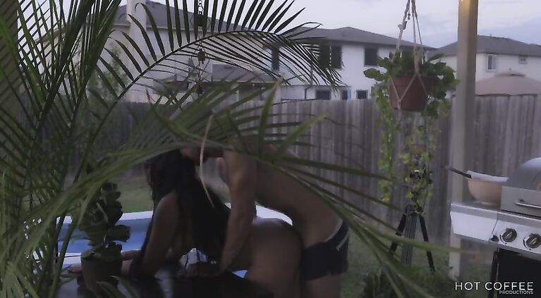 Super sexy Puerto Rican couple have passionate sex outside